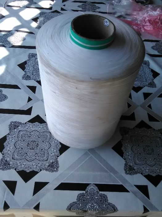 Разпродажба на прежда от коприна на бобини.