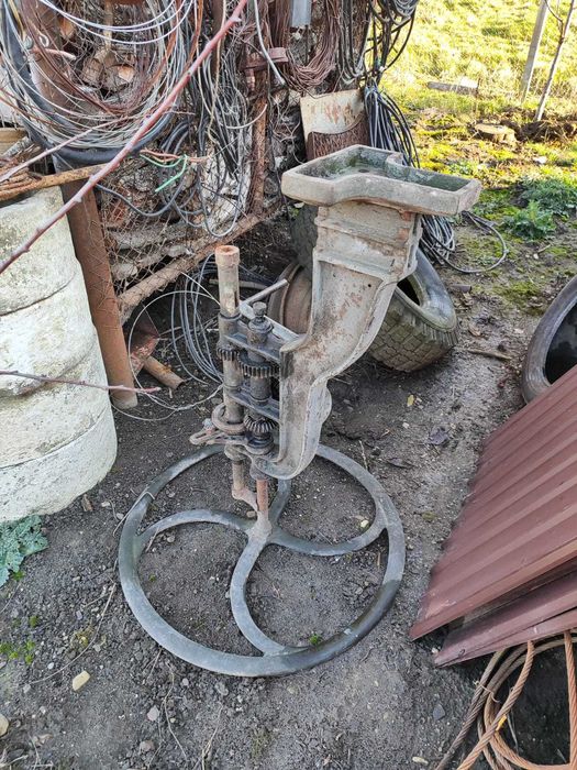 Bormașină manuală veche din fontă