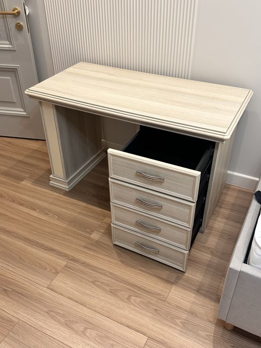 Письменный стол с ящиками