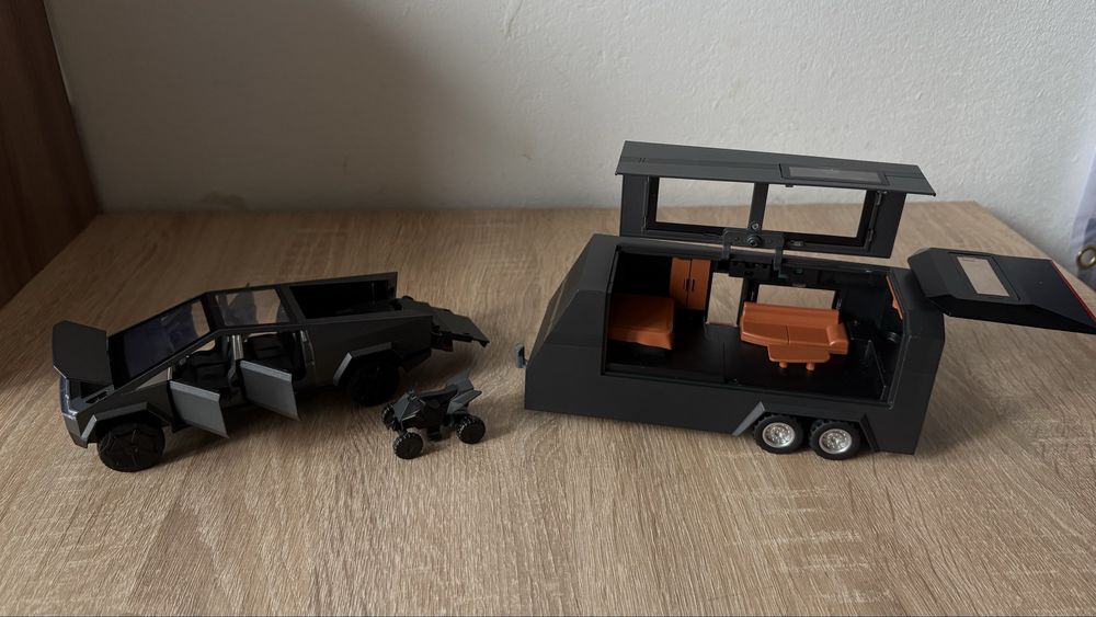 Игрушечная машина Tesla