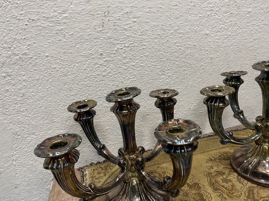 Чифт постебрени свещници от англия свещник