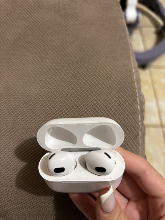 Продавам слушалки Apple AirPods Pro в добро състояние.