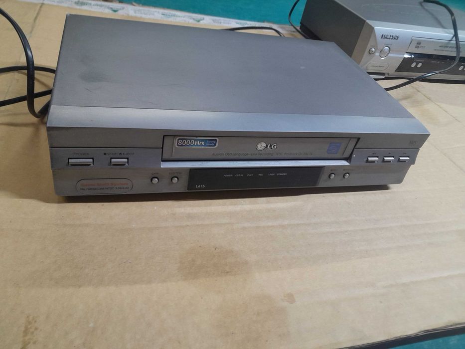 продам два видеомагнитофона б/у