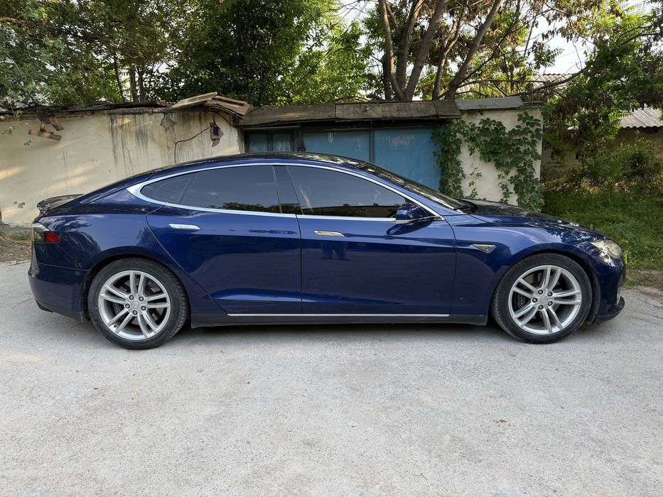 Tesla Model S синий металик цвет который привлечет внимание окружающих