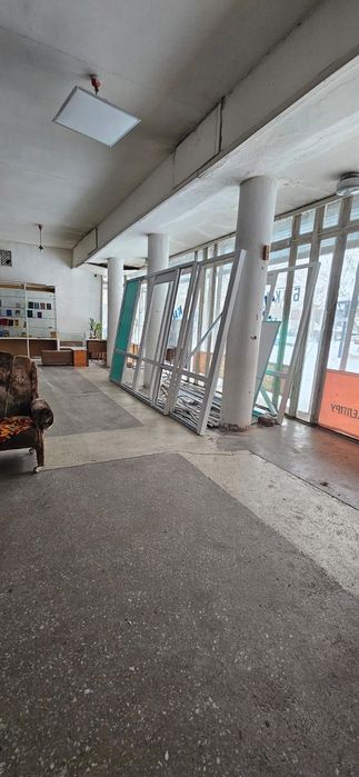 Пластиковая перегородка с двумя дверьми