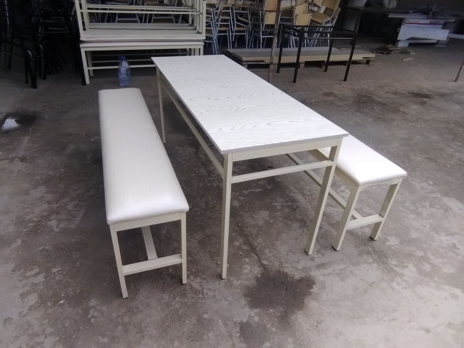 Кухонный стол четырьмя стульями. Диван зал ожидания трёхместный. Турон