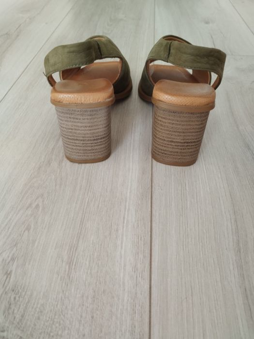 Продам босоножки