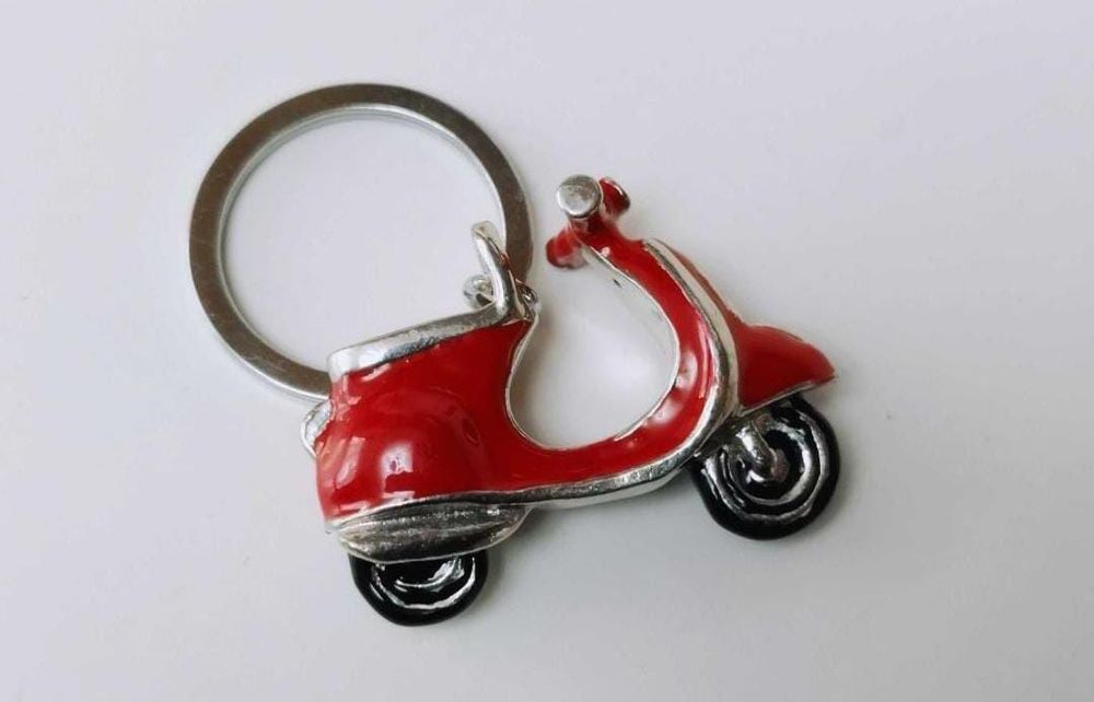 Breloc cheii Vespa , metal placat cu argint si email rosu