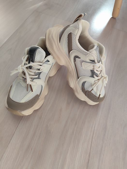 Продам новые кроссовки рр 35