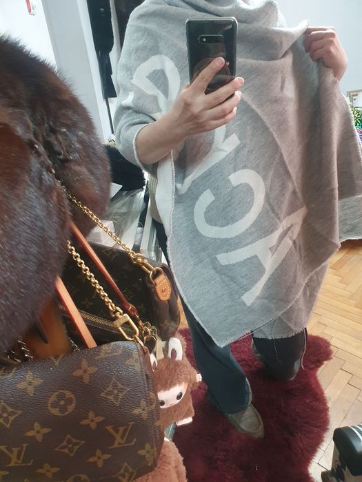 Шалове Acne Studio, Dior.Louis Vuitton,Burberry Tommi Hilfiger