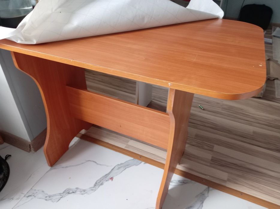 Продаётся стол кухонный