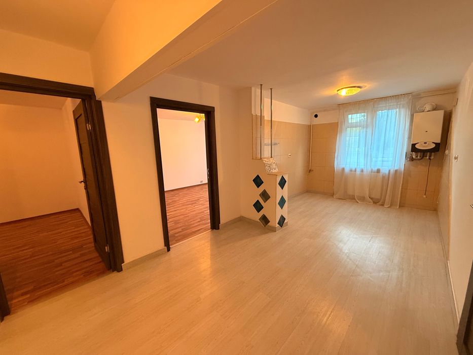 Apartament 3 camere parter renovat BCR Cireșica – 87.000€