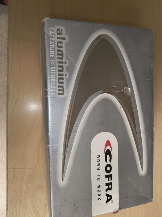 Vând încălțăminte cu protecție pentru muncă