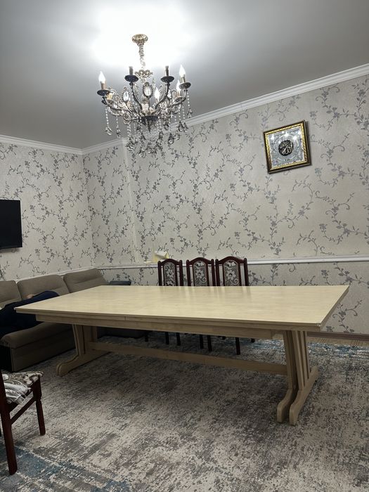 Продам большой стол для зала
