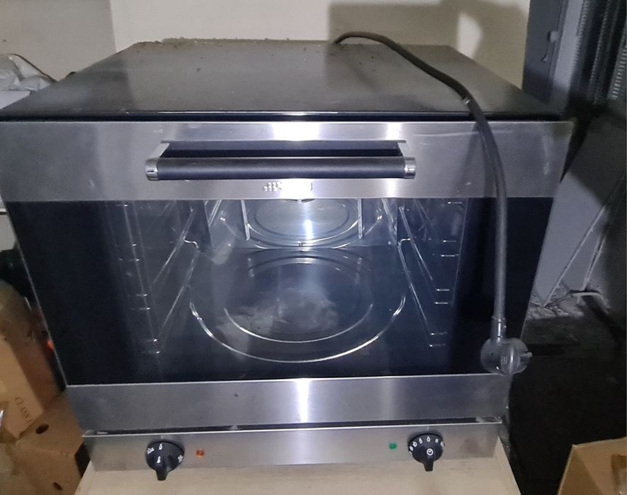 Cuptor profesional cu convenție patiserie 4 tăvi.