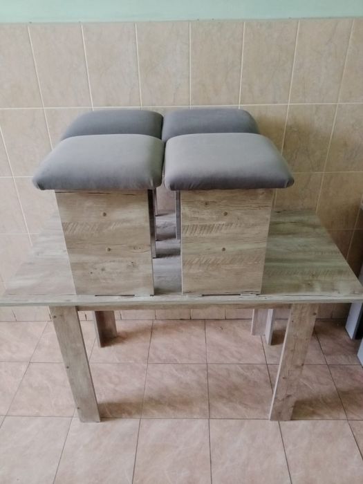 Продам кухонный стол и табуретки