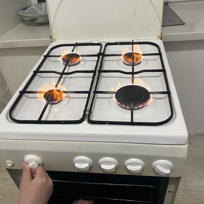 Продам газ плиту