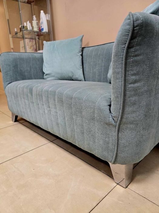 Удобно и меко двуместно канапе.