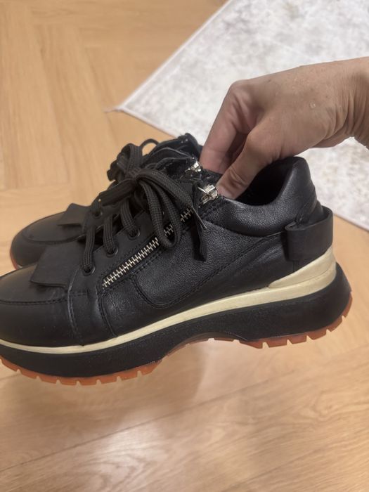 Продам кожаные кроссовки Тучино