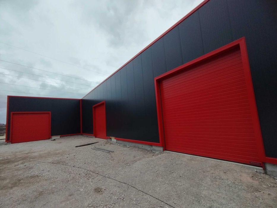 Индустрални секционни врати за халета Хьорман