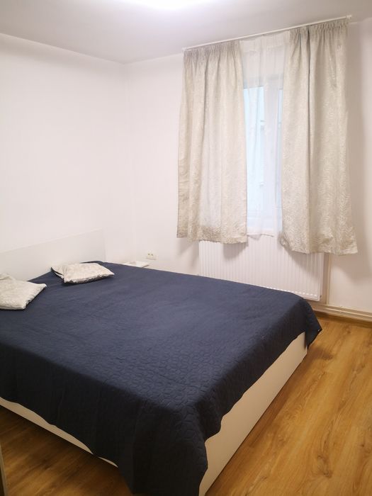 Inchiriez ap 2 camere, decomandat, et 1