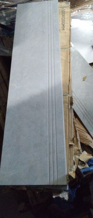 Faianță, gresie și parchet  în stare foarte bună și de calitate.