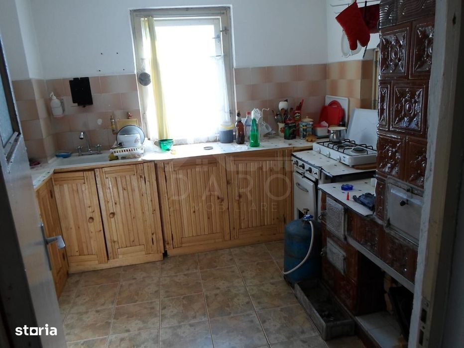 Casă cu etaj , de cărămidă, pe teren de  1680 M2, intabulat și  c