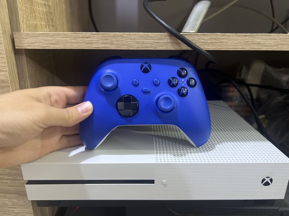 Xbox One S 1TB cu controller de xbox series x