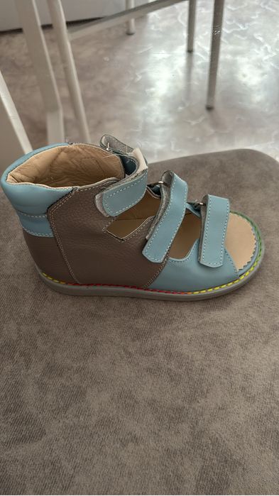 Продам сандали новые