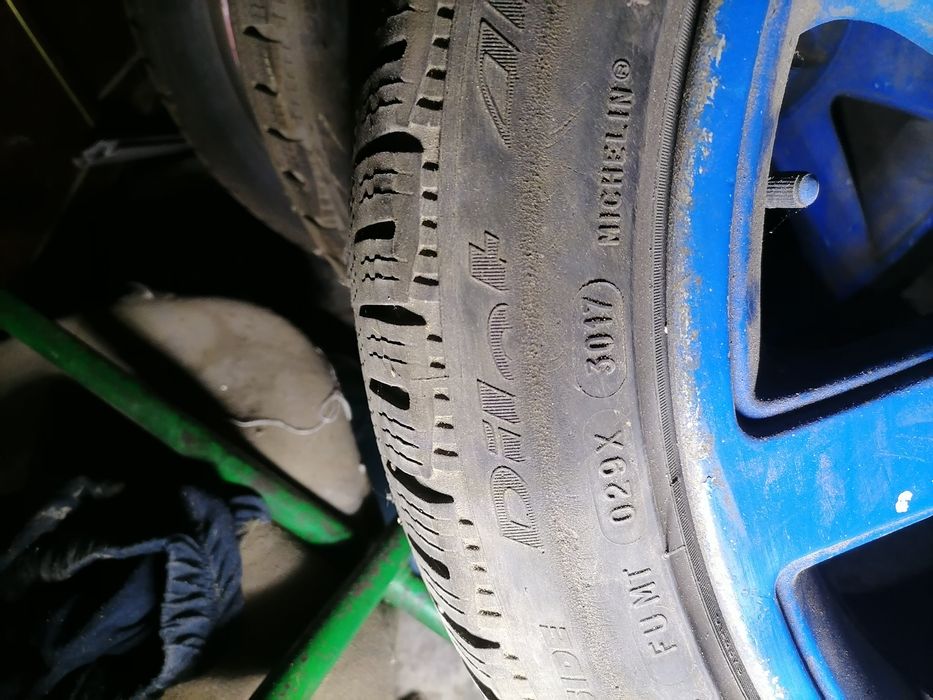 Vând jante cu cauciucuri foarte bune