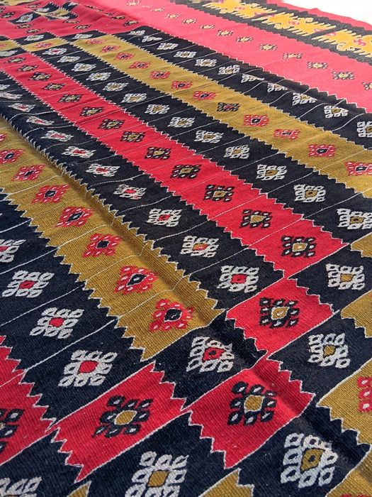 Чипровски килим топ състояние