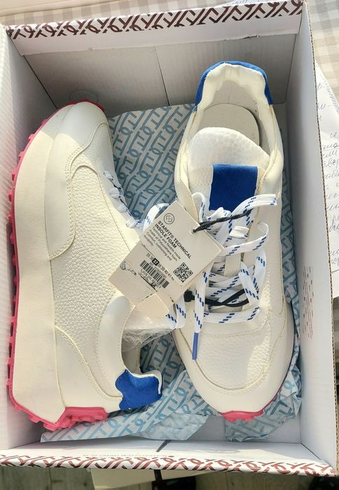 Продам новые кроссовки