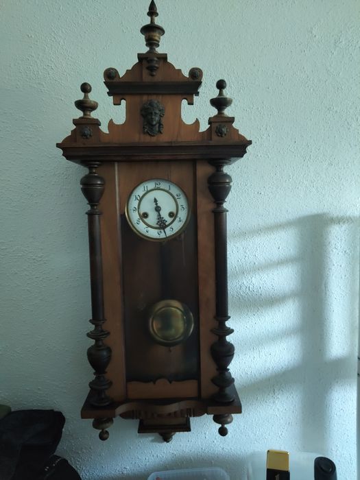 Стенен часовник работи перфектно