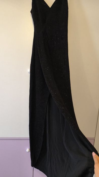 Дълга черна рокля за повод