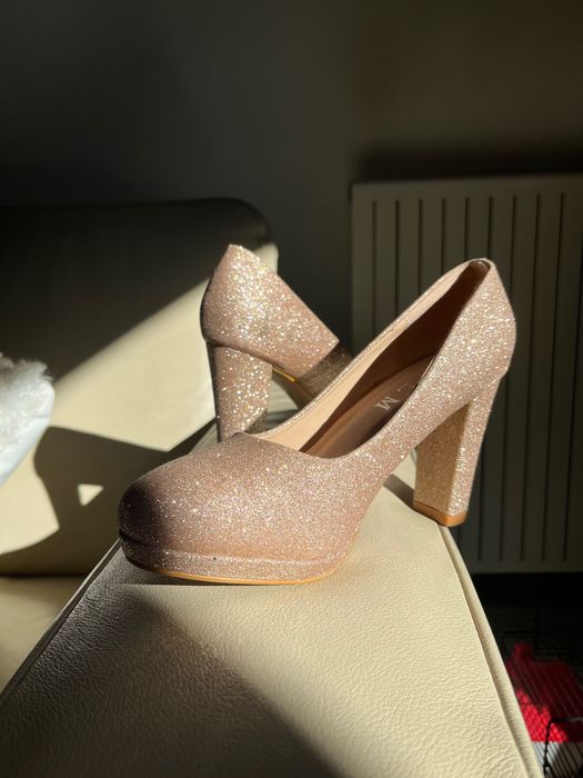 Pantofi cu toc sclipici