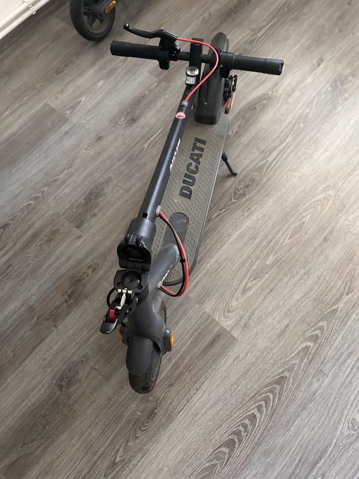 Vând trotinetă ducati aproape nouă