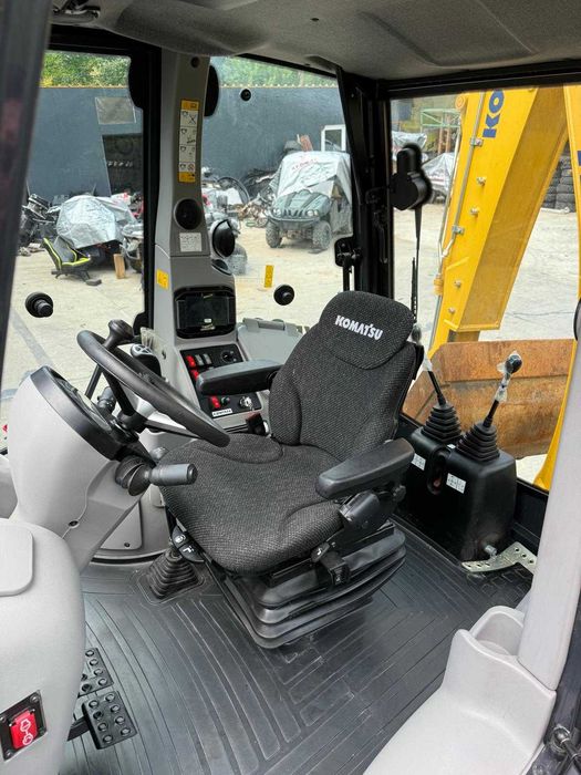 Buldoexcavator KOMATSU model WB93R-8