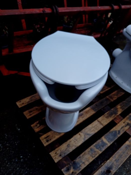 Vas wc persoane dezabilitati cu capac nou