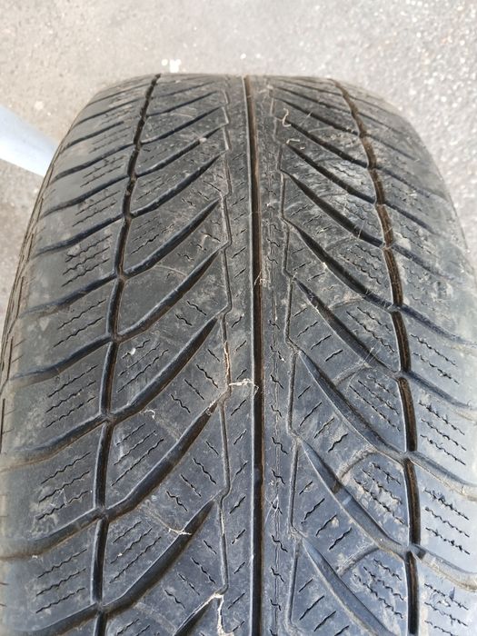 Vând 2 anvelope 255/50/19 M+S (mixte) în stare foarte bună, o anvelopă este Marca GoodYear iar alta este Marca Dunlop, ambele fabricate în Germania.