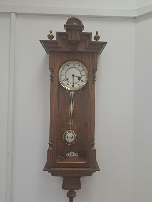 Ceas cu pendul, model deosebit, 650 lei