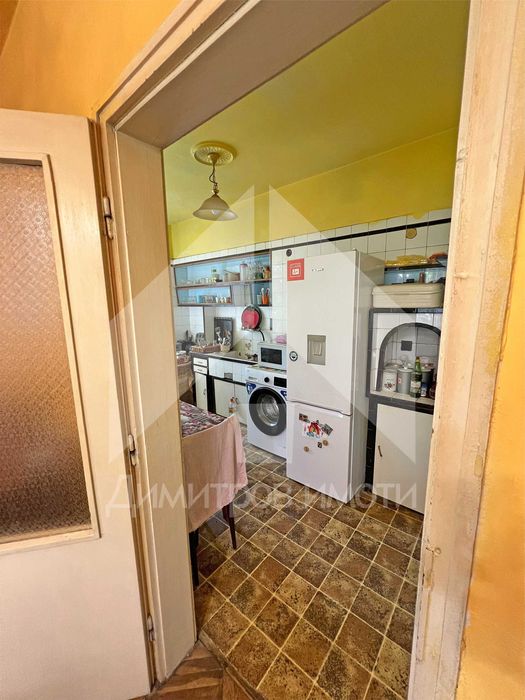 Продава апартамент 111 м2 в тухлена жилищна кооперация център.