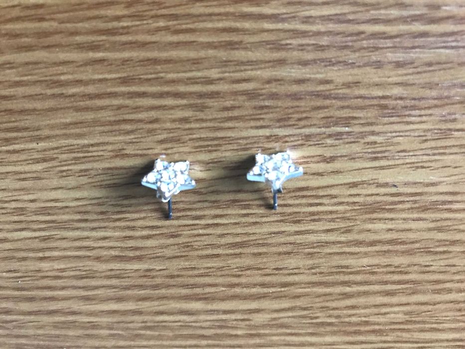 Cercei cu șurub în formă de steluță argintie