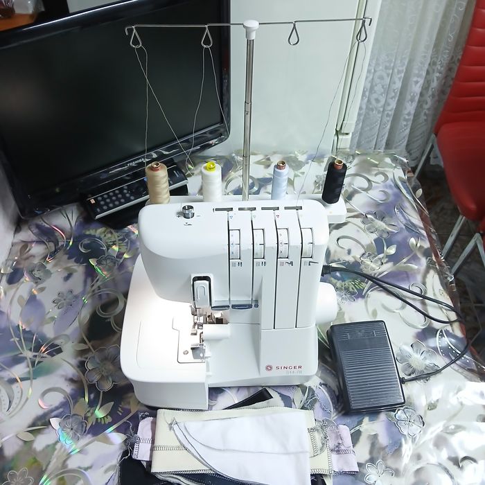 Masina de cusut si surfilat cu 2 ace 4 fire overlock SINGER S14 -78