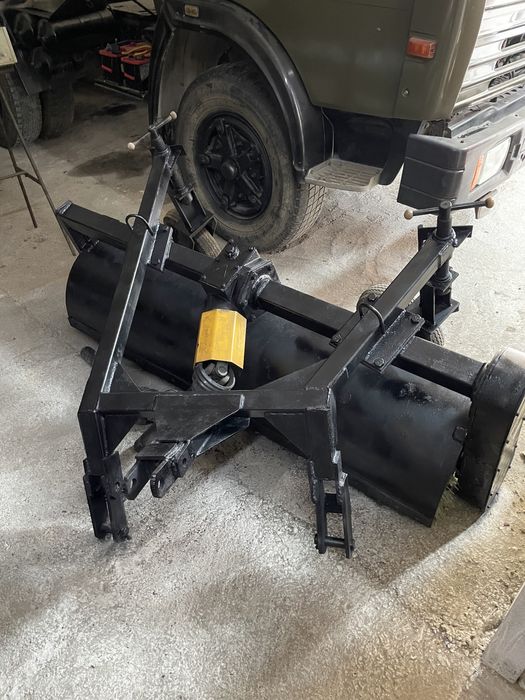 Коммунальная щетка на трактор