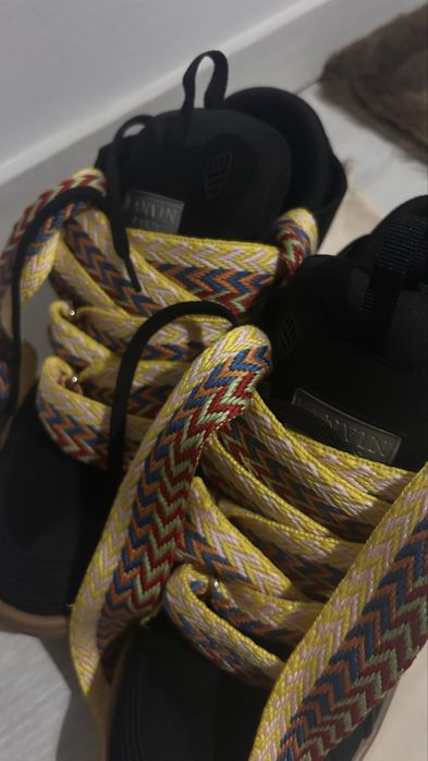 Lanvini negrii cu sireturi colorate