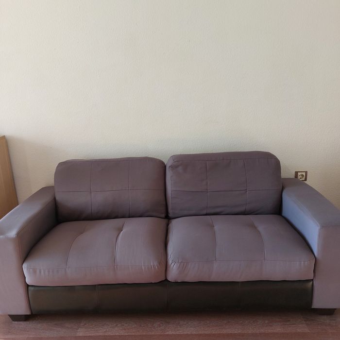 Сив двуместен диван