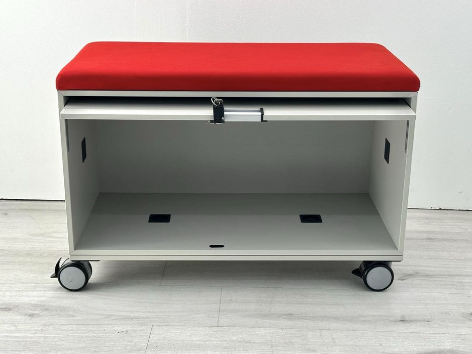 Модулна система за офис шкафове от steelcase с червена възглавница