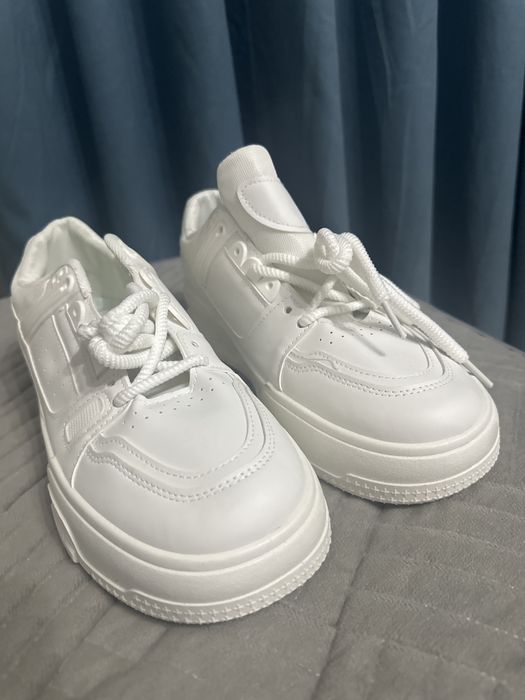 Новые белые кроссовки 44 размера