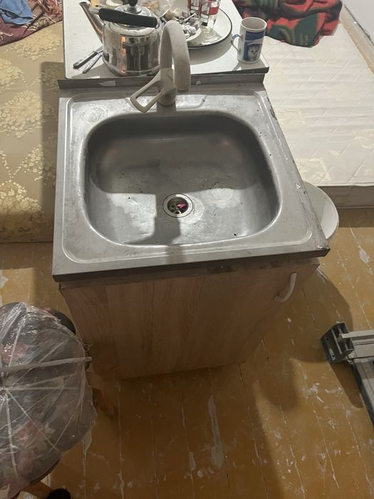 Продам раковину с краником