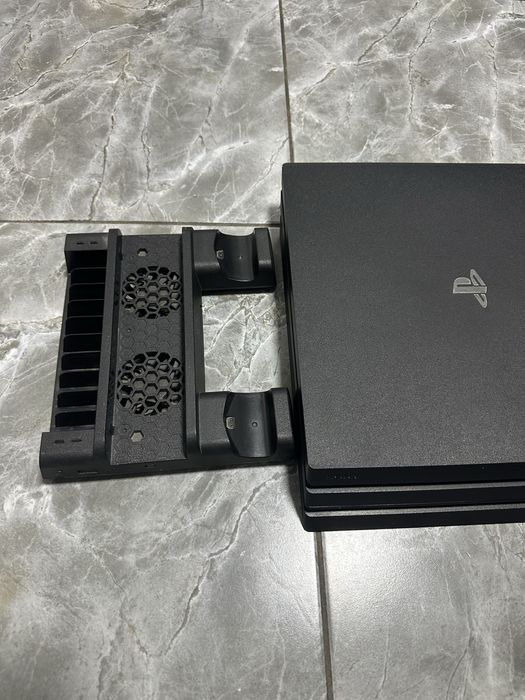 Продам Playstation 4 pro 1tb